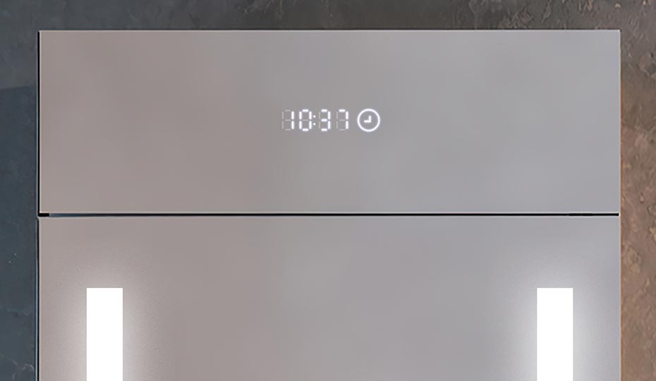 Med vores spejl er du ikke længere i fare for at komme for sent! Uret med LED-display sikrer, at du har styr på tiden i din hverdag. Størrelse på spejlpladen: 7 cm x 1,5 cm. Touch Watch er oplyst, uanset hvordan spejlet er belyst. Uret kræver en ekstra permanent strømforsyning.