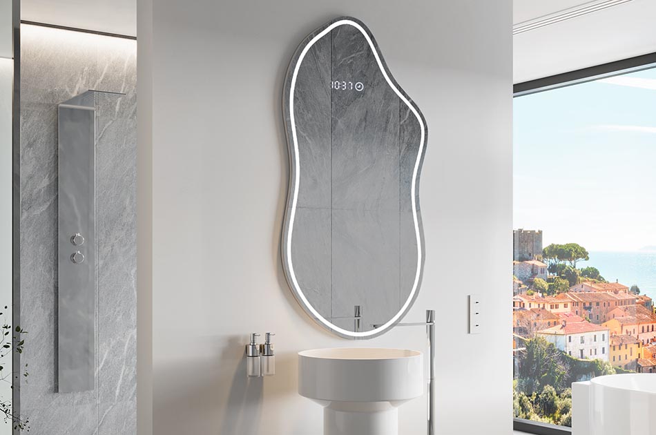 Uregelmæssigt spejl med blødt ambient-belysning til et elegant interiør | ARTFORMA