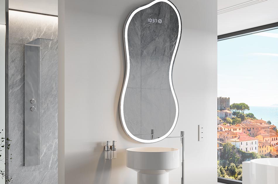 Uregelmæssigt spejl med blødt ambient-belysning til et elegant interiør | ARTFORMA