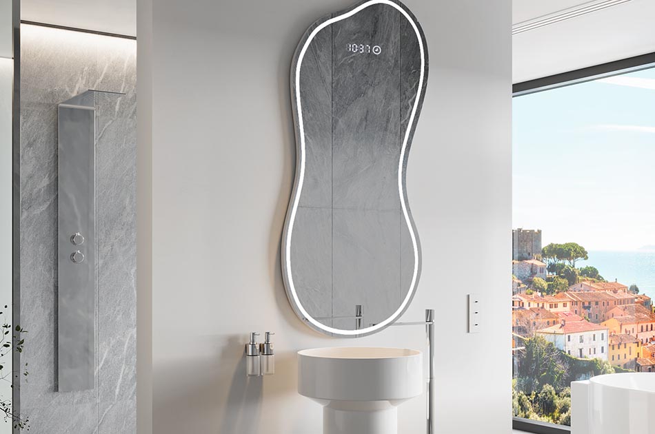 Uregelmæssigt spejl med blødt ambient-belysning til et elegant interiør | ARTFORMA