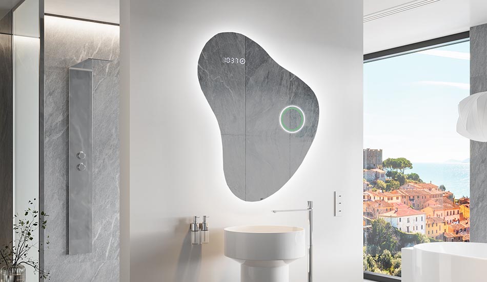 Uregelmæssigt spejl med blødt ambient-belysning til et elegant interiør | ARTFORMA