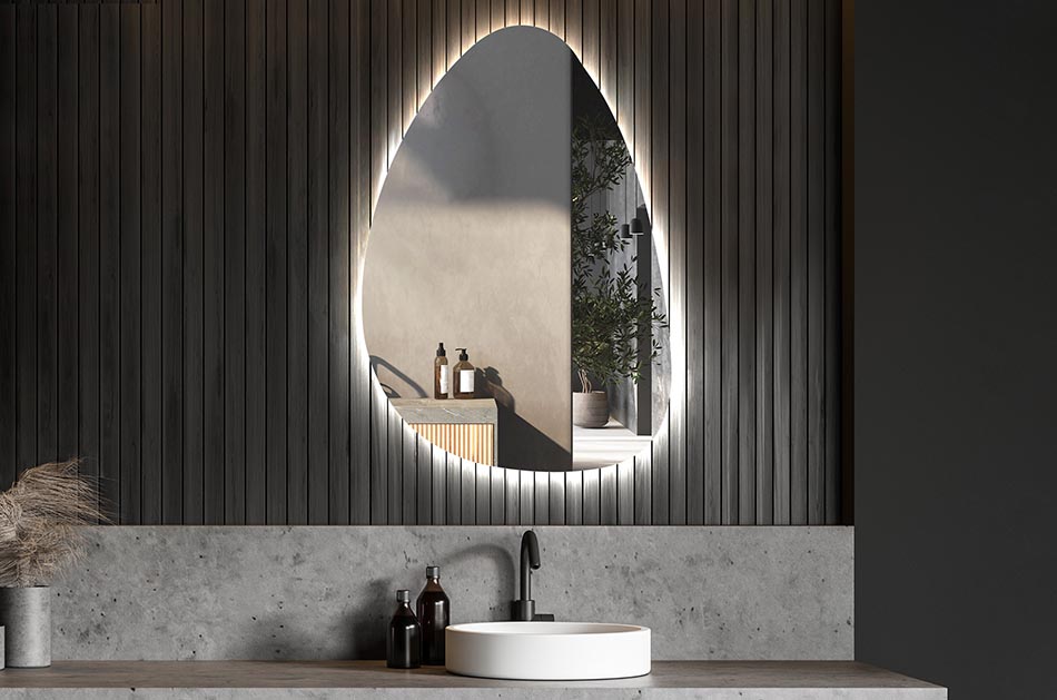Uregelmæssigt spejl med blødt ambient-belysning til et elegant interiør | ARTFORMA