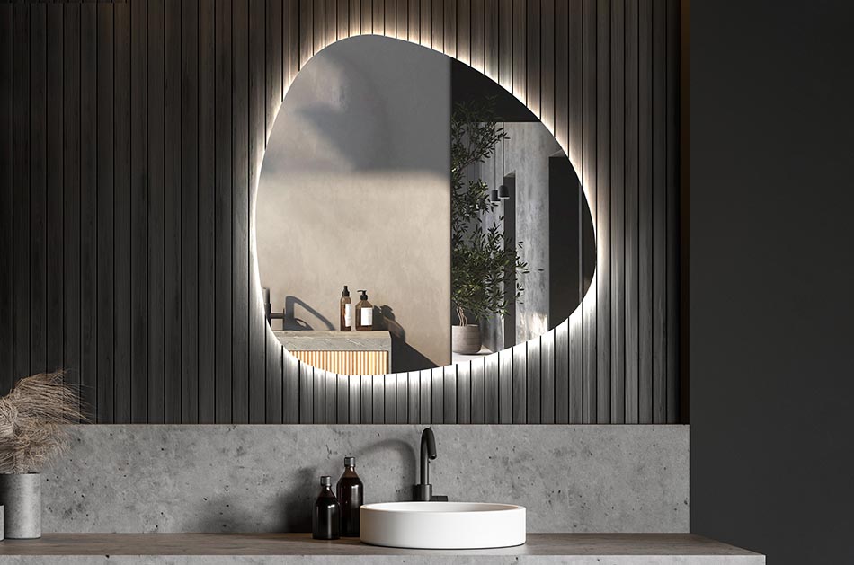 Uregelmæssigt spejl med blødt ambient-belysning til et elegant interiør | ARTFORMA