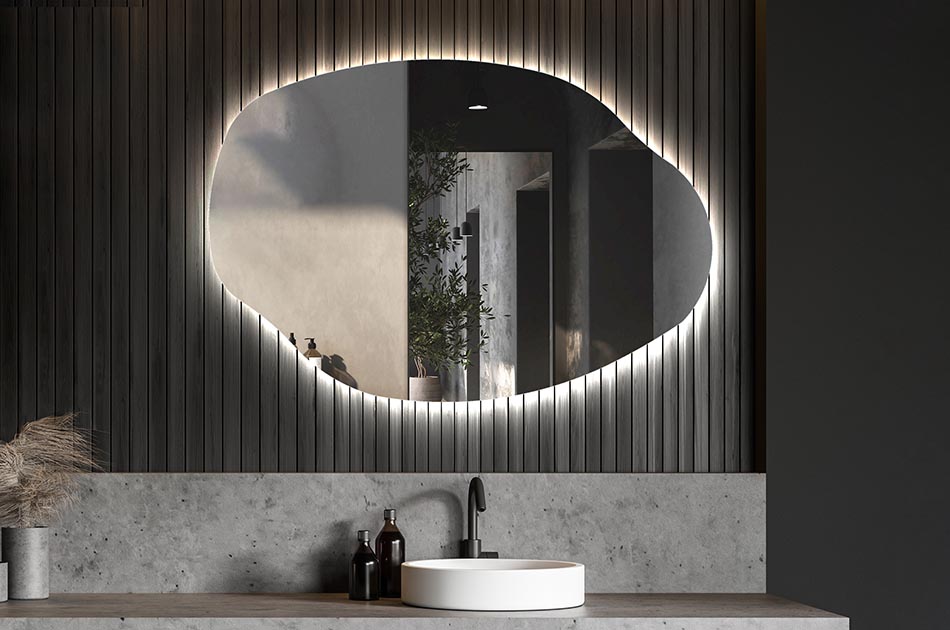 Uregelmæssigt spejl med blødt ambient-belysning til et elegant interiør | ARTFORMA