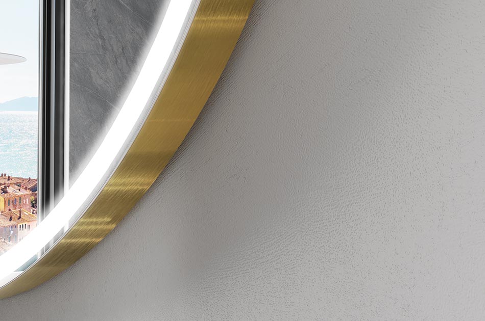 Uregelmæssigt spejl med blødt ambient-belysning til et elegant interiør | ARTFORMA