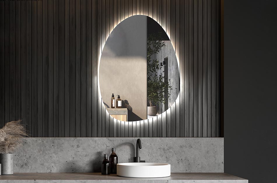 Uregelmæssigt spejl med blødt ambient-belysning til et elegant interiør | ARTFORMA