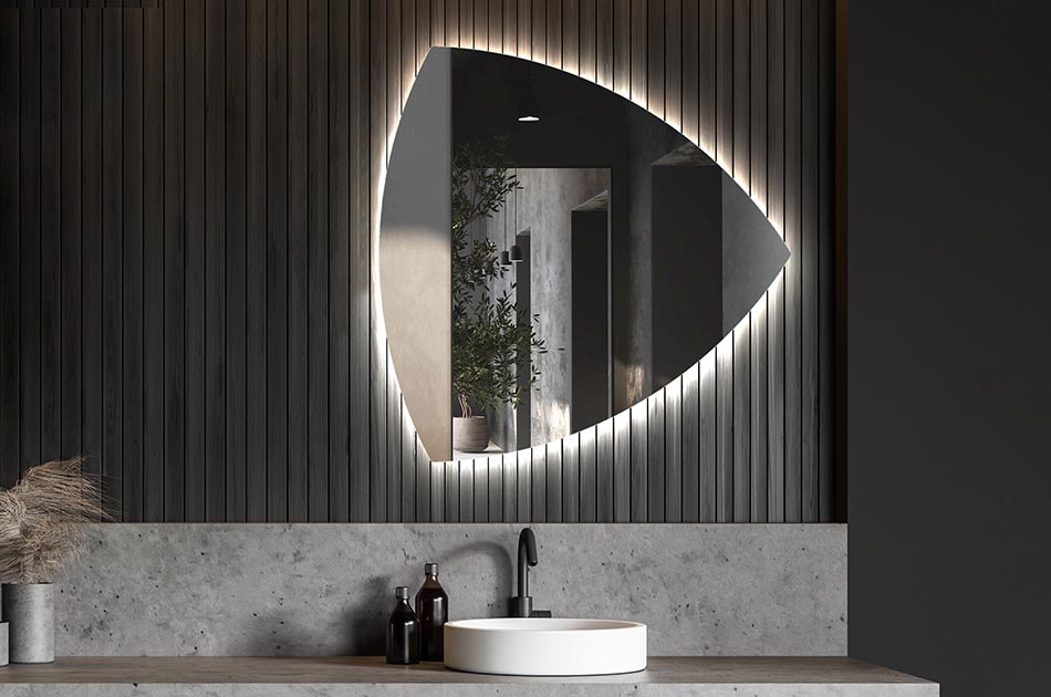 Uregelmæssigt spejl med blødt ambient-belysning til et elegant interiør | ARTFORMA