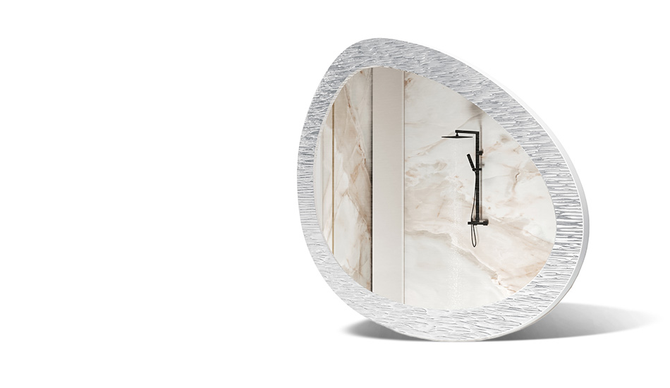 Spejl i ramme med metaldekoration. Symbol på moderne elegance