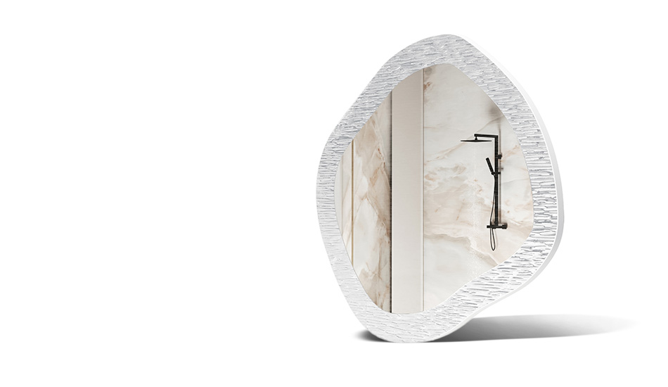 Spejl i ramme med metaldekoration. Symbol på moderne elegance