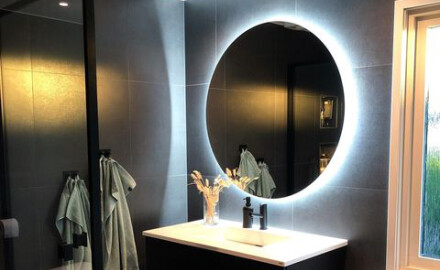 Rundt spejl til badeværelse med lys L82